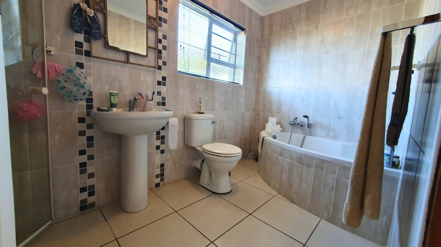3 Bedroom Property for Sale in Heiderand Western Cape